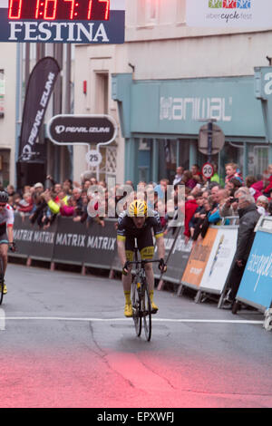 Aberystwyth, Regno Unito, 22 maggio, 2015. Ed Clancy MBE attraversa la linea per vincere il round 3 del Pearl Izumi Tour serie. Credito: Jon Freeman/Alamy Live News Foto Stock