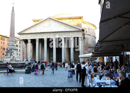 Piazza della Rotonda con il Pantheon e la gente godendo la vista da un ristorante all'aperto a Roma. Foto Stock