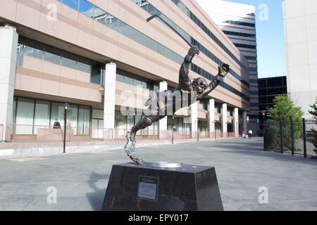 Bobby Orr statua a TD Garden di Boston, Massachusetts. Scultore: Harry Weber Foto Stock