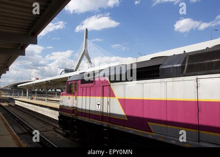 In treno e il Zakim bridge dalla stazione del Nord Foto Stock