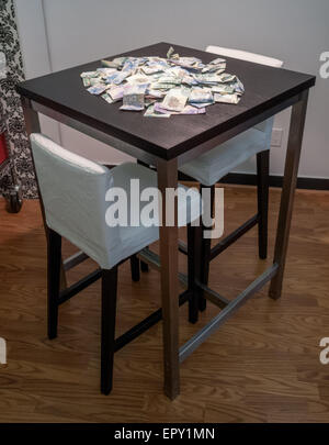 Il mucchio della Canadian Dollar Bills su un tavolo Foto Stock
