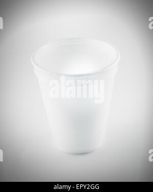 Styrofoam monouso tazza bianca isolata su uno sfondo bianco Foto Stock