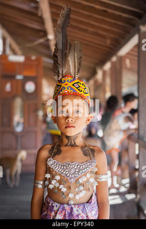 Ritratto di un bambino in abito tradizionale, con tatuaggi temporanei fatti con marcatore, in Sungai Utik, Kapuas Hulu, Kalimantan occidentale, Indonesia. Foto Stock