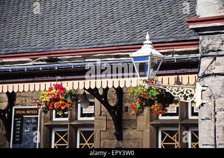 Ferro battuto lanterna sul lato della stazione ferroviaria Edificio, Bridgnorth, Shropshire, Inghilterra, Regno Unito, Europa occidentale. Foto Stock