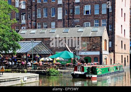 Narrowboats al di fuori di un pub lungo il Nottingham e Beeston Canal City wharf, Nottingham, Nottinghamshire, England, Regno Unito, Europa. Foto Stock