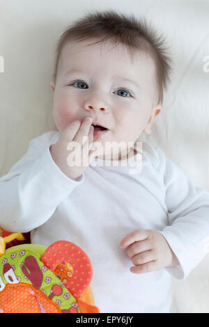 Close-up di un bambino giocando Foto Stock