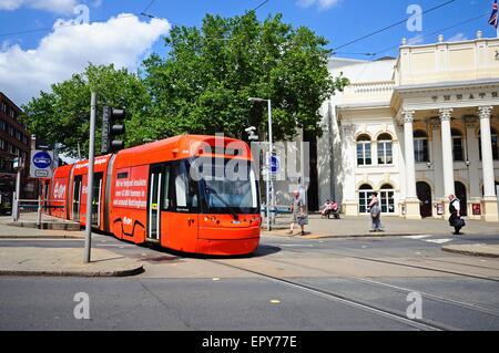 Moderno il tram che passa davanti al Theatre Royal, la piazza del teatro, Superiore Parlamento Street, Nottingham, Inghilterra, Regno Unito. Foto Stock