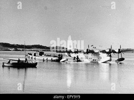 Un Sunderland flying boat arriva a Port Stanley rendendo il primo volo diretto da Southampton alle Isole Falkland, un British Overseas Territorio nel sud dell'Oceano Atlantico. Foto Stock