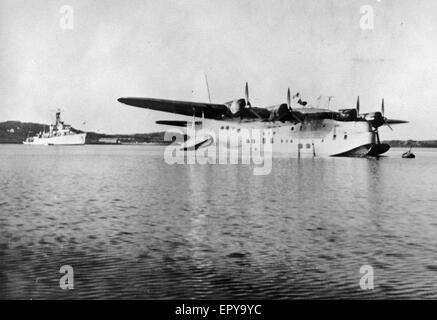 Un Sunderland flying boat arriva a Port Stanley rendendo il primo volo diretto da Southampton alle Isole Falkland, un British Overseas Territorio nel sud dell'Oceano Atlantico. Foto Stock