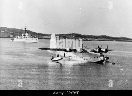 Un Sunderland flying boat arriva a Port Stanley rendendo il primo volo diretto da Southampton alle Isole Falkland, un British Overseas Territorio nel sud dell'Oceano Atlantico. Foto Stock