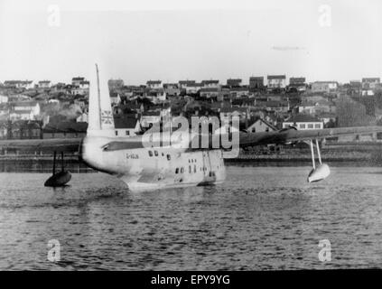 Un Sunderland flying boat arriva a Port Stanley rendendo il primo volo diretto da Southampton alle Isole Falkland, un British Overseas Territorio nel sud dell'Oceano Atlantico. Foto Stock