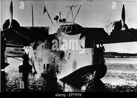 Un Sunderland flying boat arriva a Port Stanley rendendo il primo volo diretto da Southampton alle Isole Falkland, un British Overseas Territorio nel sud dell'Oceano Atlantico. Foto Stock