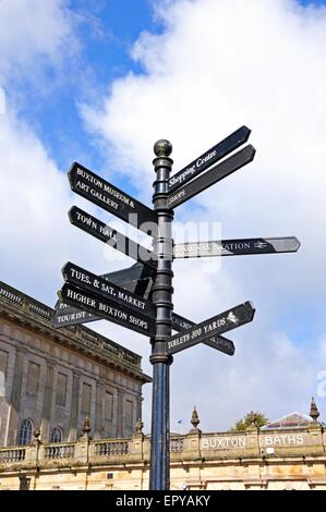 Centro città cartello davanti i bagni termali (ora Cavendish shopping arcade), Buxton, Derbyshire, England, Regno Unito, Europa. Foto Stock