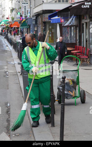 Parigi strada parigina cleaner Rue Saint Denis Francia Foto Stock