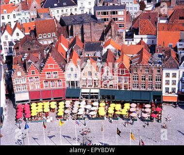 Vista in elevazione delle caffetterie e gli edifici nella Piazza del Mercato di Bruges, Belgio, Europa occidentale. Foto Stock