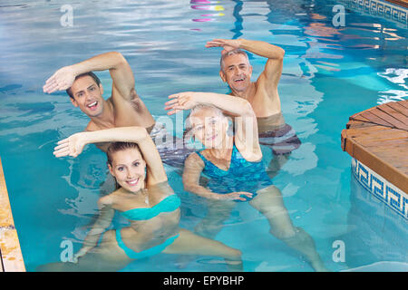 Felice gruppo facendo aqua fitness classe in una piscina Foto Stock