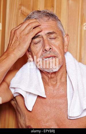 Senior uomo sudorazione con towl in hotel Sauna nella sua vacanze Foto Stock