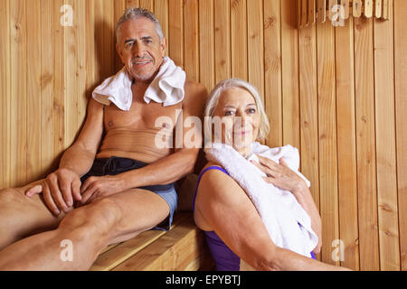 Coppia senior della sudorazione e sorridente insieme in un hotel sauna Foto Stock