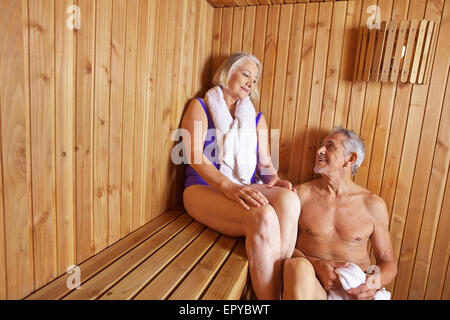 Personale Senior sudorazione in sauna di hotel durante le vacanze Foto Stock