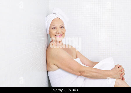 Donna anziana releaxd seduti in una sala relax nella spa Foto Stock