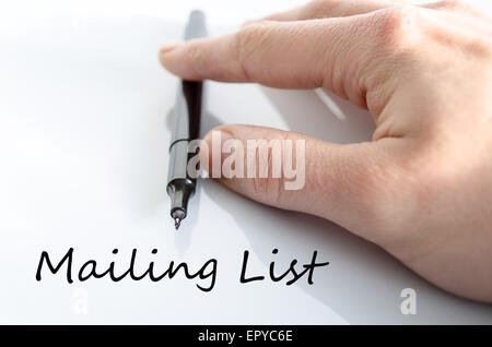 Penna in mano isolate su sfondo bianco Mailing list concept Foto Stock