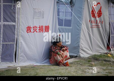 Bhaktapur, Nepal. 22 Maggio, 2015. Una donna anziana si siede a un temporaneo rifugio in Bhaktapur, Nepal, 22 maggio 2015. Più di duemila persone provenienti da due villaggi di Tatopani sono state risolte in 150 tende di fortuna fornito dalla Cina Fondazione per la lotta contro la povertà a Bhakaptur. Credito: Pratap Thapa/Xinhua/Alamy Live News Foto Stock