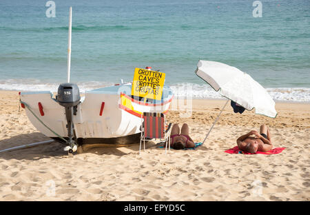 Tour in barca in attesa di business pescatore che stabilisce nel sole prendendo un pisolino regione Algarve Portogallo Foto Stock