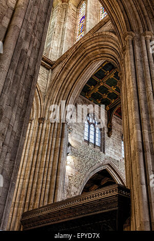 All'interno di San Lorenzo La chiesa parrocchiale a Ludlow mostra archi, il soffitto e le vetrate colorate.magnifica architettura della chiesa Foto Stock