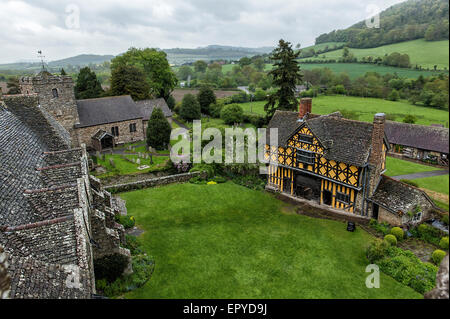 Inglese chiesa parrocchiale di San Giovanni Battista e il gatehouse a Stokesay Castle dalla sommità della torre sud vicino a Ludlow Foto Stock