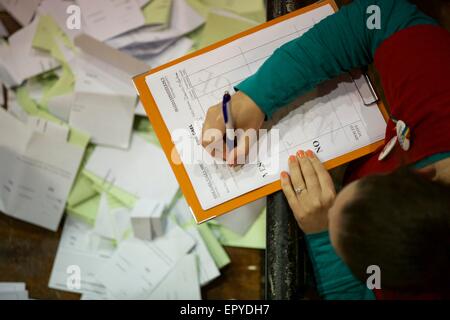 Castlebar, County Mayo, Irlanda. 23 Maggio, 2015. Voti conteggiati nel centro di conteggio a Castlebar, Co. Mayo come il conteggio ha preso il via nel matrimonio referendum. Credito: Keith Heneghan/Alamy Live News Foto Stock