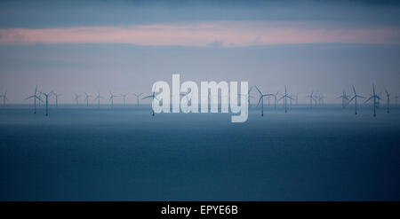 Le turbine eoliche di Rhyl Appartamenti Offshore Wind Farm e Gwynt y Mor Wind Farm Foto Stock