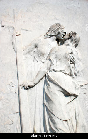 Una donna è tolto dalla morte - scultura in rilievo a San Michele cimitero, Venezia, Italia Foto Stock