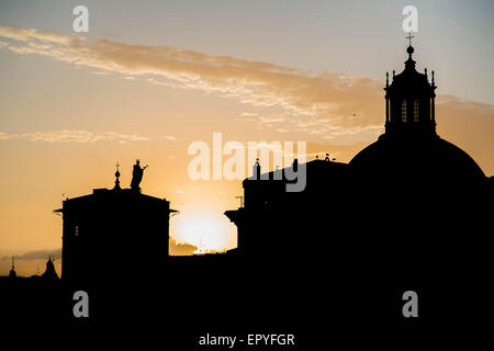 Roma, Italia. 21 Maggio, 2015. La mostra 'Città Eterna, Eterna" in marmo è costituito da una collezione di 40 opere di Pablo Atchugarry. Quasi tutti sono stati scolpiti dal marmo di Carrara. La mostra sarà presso i Fori Imperiali museo dal 22 maggio al 7 febbraio 2016. © Davide Fracassi/Pacific Press/Alamy Live News Foto Stock