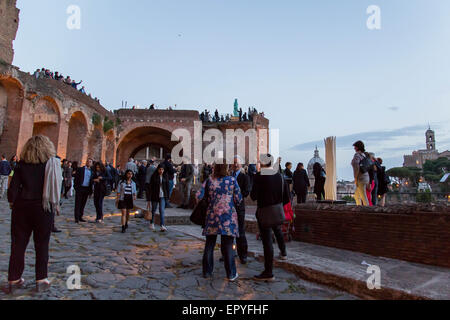 Roma, Italia. 21 Maggio, 2015. La mostra 'Città Eterna, Eterna" in marmo è costituito da una collezione di 40 opere di Pablo Atchugarry. Quasi tutti sono stati scolpiti dal marmo di Carrara. La mostra sarà presso i Fori Imperiali museo dal 22 maggio al 7 febbraio 2016. © Davide Fracassi/Pacific Press/Alamy Live News Foto Stock