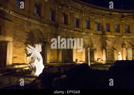 Roma, Italia. 21 Maggio, 2015. La mostra 'Città Eterna, Eterna" in marmo è costituito da una collezione di 40 opere di Pablo Atchugarry. Quasi tutti sono stati scolpiti dal marmo di Carrara. La mostra sarà presso i Fori Imperiali museo dal 22 maggio al 7 febbraio 2016. © Davide Fracassi/Pacific Press/Alamy Live News Foto Stock