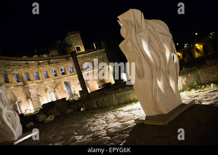 Roma, Italia. 21 Maggio, 2015. La mostra 'Città Eterna, Eterna" in marmo è costituito da una collezione di 40 opere di Pablo Atchugarry. Quasi tutti sono stati scolpiti dal marmo di Carrara. La mostra sarà presso i Fori Imperiali museo dal 22 maggio al 7 febbraio 2016. © Davide Fracassi/Pacific Press/Alamy Live News Foto Stock