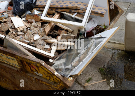 Saltare pieno di costruttori residui e rifiuti generici Foto Stock