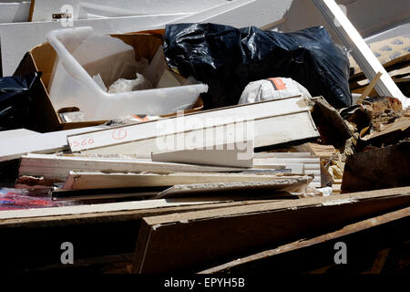 Saltare pieno di costruttori residui e rifiuti generici Foto Stock