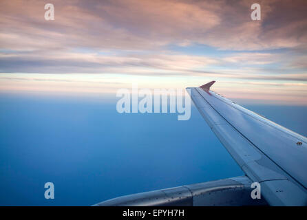 Tramonto sul mare vista dall'aereo Foto Stock