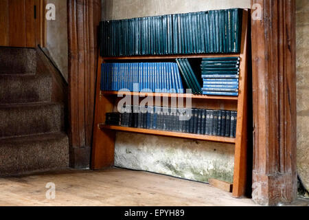 inno e libri di preghiera all'interno della chiesa di st huberts idsworth hampshire inghilterra regno unito Foto Stock