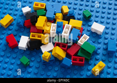 Tambov, Federazione Russa - Febbraio 20, 2015 Blocchi di LEGO sulla piastra di base blu. Studio shot. Foto Stock