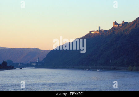 DEU, Germania, Kamp-Bornhofen con castello Sterrenberg e castello Liebenstein presso il fiume Reno. DEU, Deutschland, Kamp-Bornhofe Foto Stock