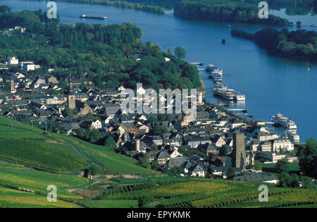 DEU, Germania, Rheingau, Ruedesheim presso il fiume Reno, vista dal Monumento Niederwald per la città. DEU, Deutschland, Rheinga Foto Stock