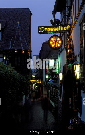 DEU, Germania, Rheingau, strada Drosselgasse Ruedesheim presso il fiume Reno. DEU, Deutschland, Rheingau, die Drosselgasse Foto Stock