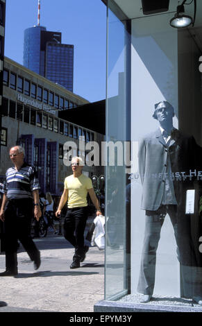 DEU, Germania, Hesse, Francoforte, finestra di visualizzazione in via Zeil, vista della Torre principale. DEU, Deutschland, Assia, Francoforte sul Meno Foto Stock