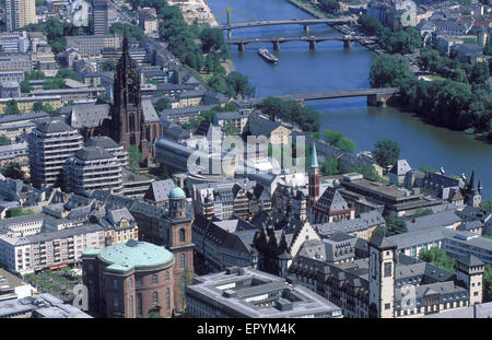 DEU, Germania, Hesse, Francoforte, vista dalla torre principale per la città con la chiesa di St Paul, la cattedrale Kaiserdom, fiume Main. Foto Stock