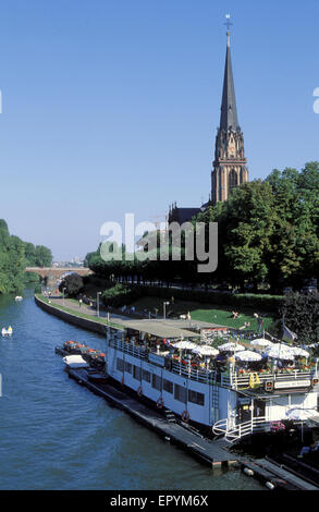 DEU, Germania, Hesse, Francoforte, Dreikoenigs chiesa nel quartiere Sachsenhausen, il boathouse presso il fiume principale. DEU, Deutschland Foto Stock