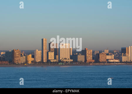 Sud Africa, Durban. Oceanside vista sullo skyline di Durban e la zona portuale. Foto Stock