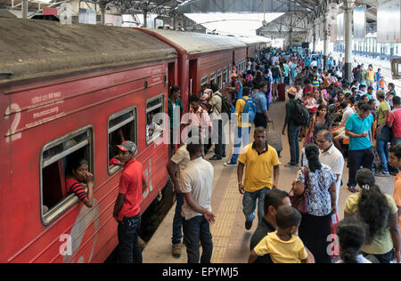 Piattaforma affollate, Colombo Fort stazione ferroviaria, Sri Lanka Foto Stock