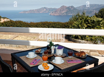 Tabella pronto per una colazione per due, sul mare in Corsica, in mattinata estiva Foto Stock